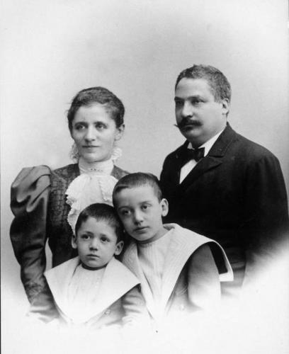 Babette und Eduard Marx mit ihren Söhnen Leopold und Julius. (undatiert, um1900)