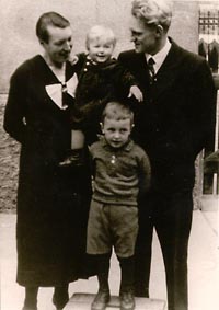 Klara-Luise Renz als kleines Mädchen auf dem Arm ihrer Eltern, vorne ir Bruder Karl