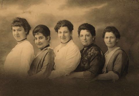 Die Rothschild-Töchter Thekla, Helene, Bertha, Amalie und Sara (ganz rechts).